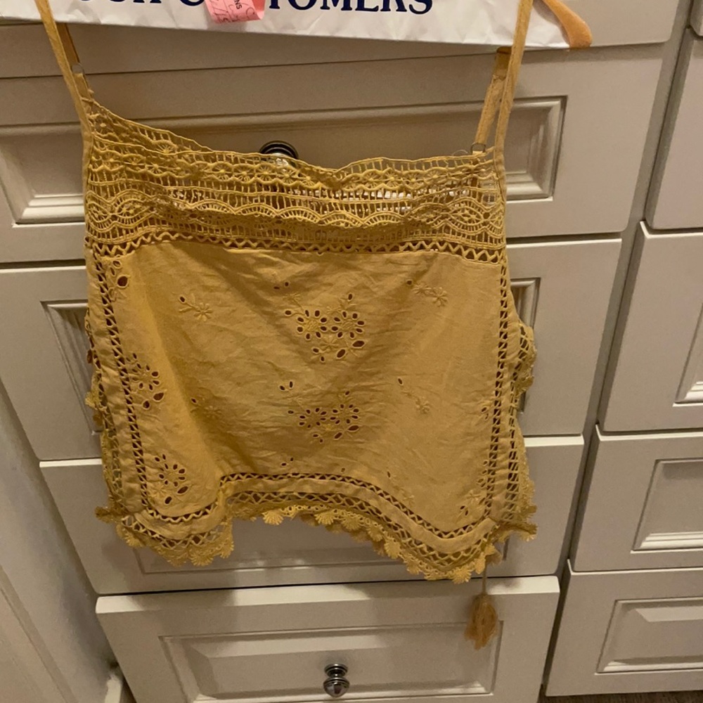 Cute yellow top!